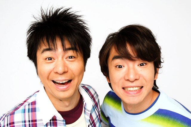 よゐこ。右が結婚を発表した濱口、左が証人になった相方の有野。