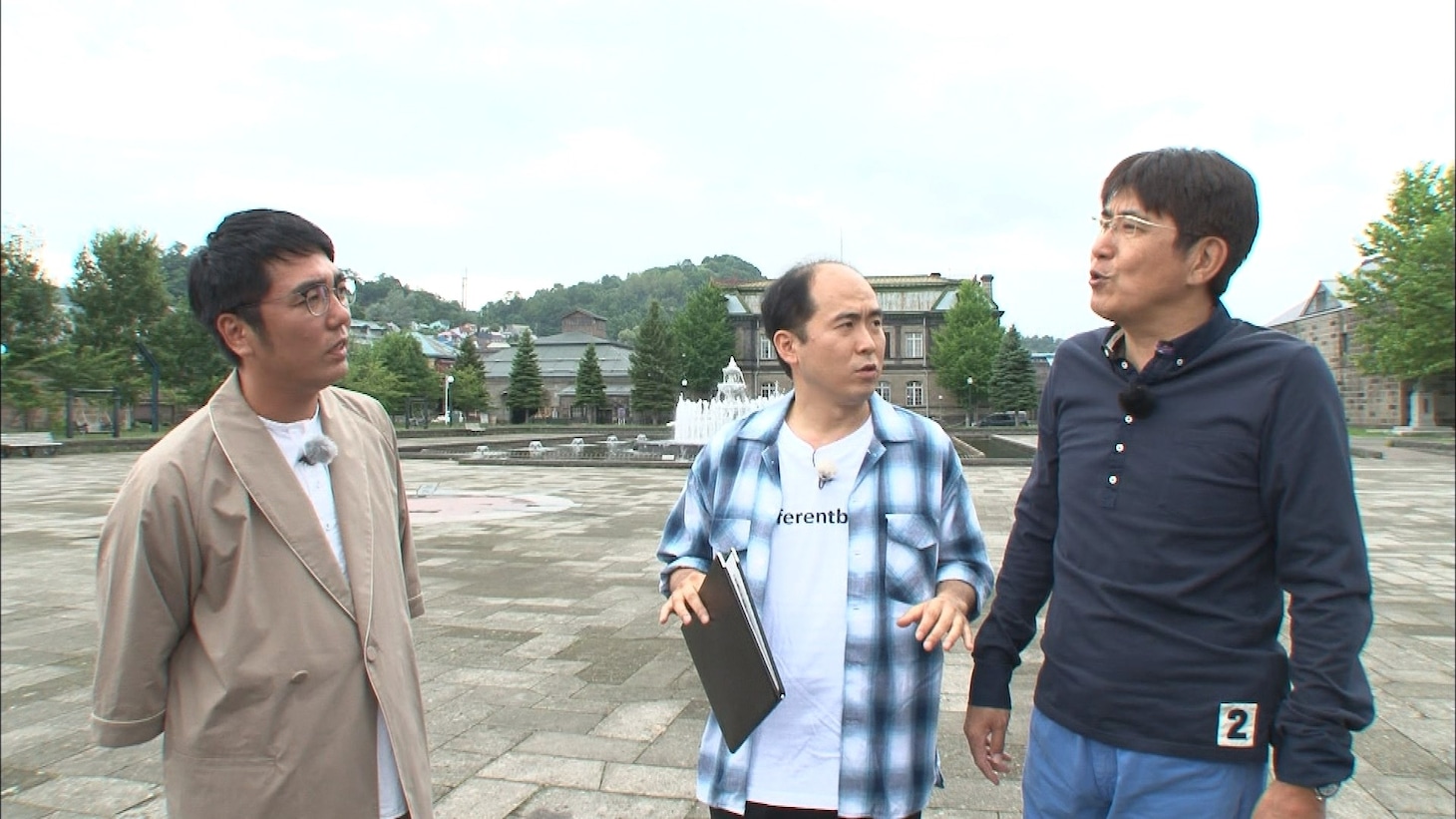 「とんねるずのみなさんのおかげでした」で仲直りの旅に臨む、とんねるず石橋（右）と、おぎやはぎ小木（左）。中央はトレンディエンジェル斎藤。(c)フジテレビ