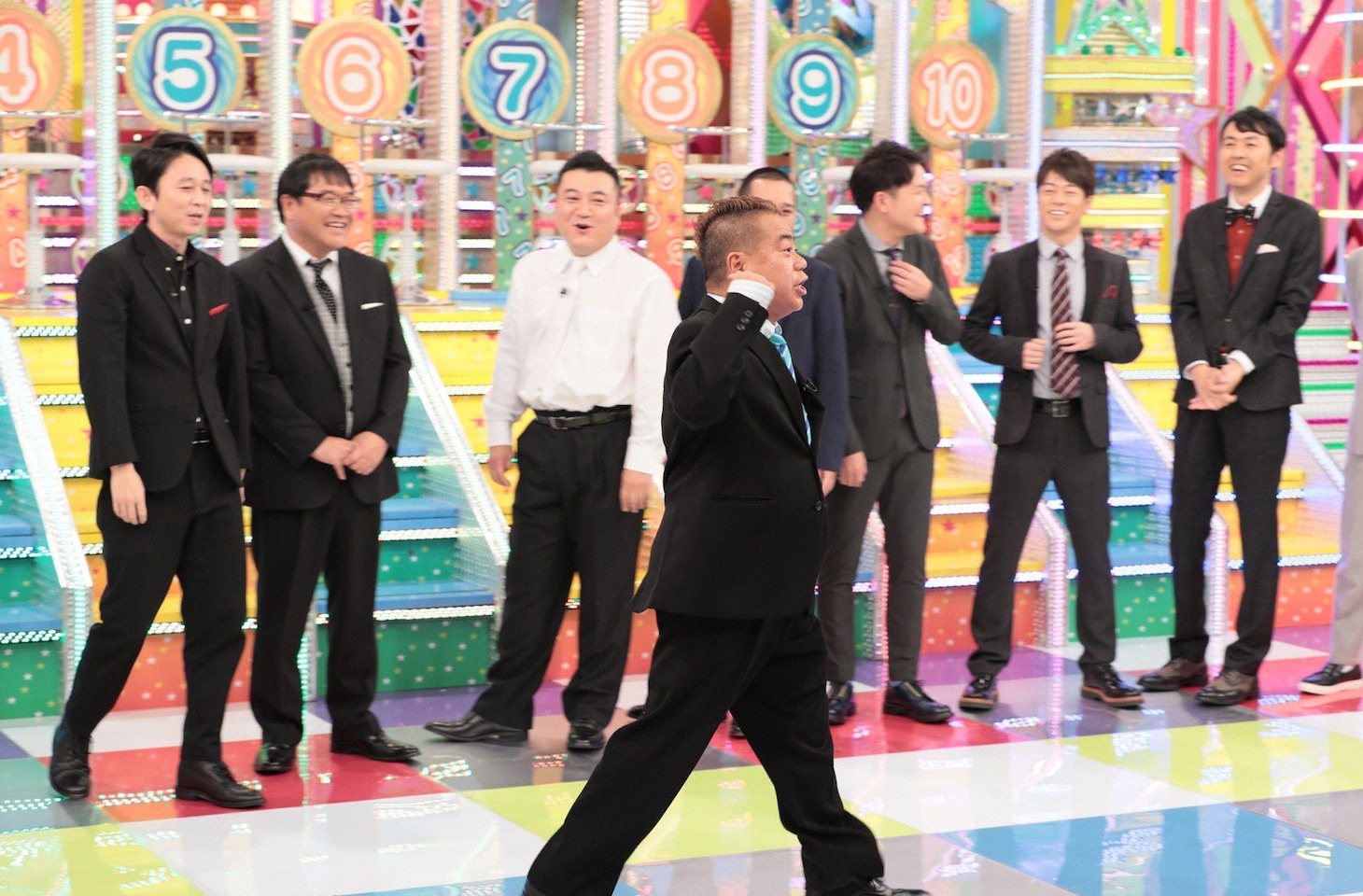「金曜★ロンドンハーツ」の「うぬぼれ注意 芸人リスペクト番付」に出演する出川哲朗（中央）と、出川の後輩芸人たち。(c)テレビ朝日