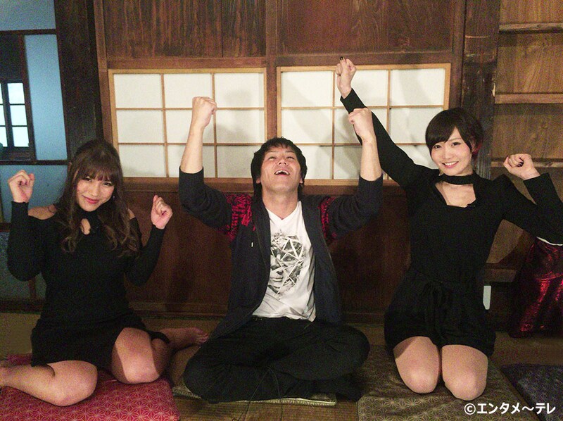 「『怪談のシーハナ聞かせてよ。』このへんで本気で怪談百物語させてよ。SP」MCの狩野英孝（中央）。(c)エンタメ～テレ