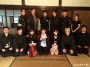 「『怪談のシーハナ聞かせてよ。』このへんで本気で怪談百物語させてよ。SP」MCの狩野英孝（前列中央）と番組出演者たち。(c)エンタメ～テレ