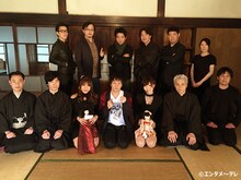 「『怪談のシーハナ聞かせてよ。』このへんで本気で怪談百物語させてよ。SP」MCの狩野英孝（前列中央）と番組出演者たち。(c)エンタメ～テレ