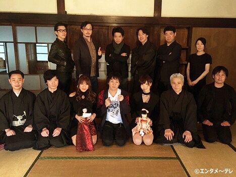 「『怪談のシーハナ聞かせてよ。』このへんで本気で怪談百物語させてよ。SP」MCの狩野英孝（前列中央）と番組出演者たち。(c)エンタメ～テレ