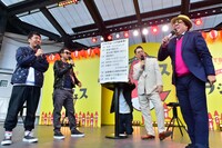 「バナナマンのバナナムーンGOLD」の1年を振り返るバナナマンとおぎやはぎ（左）。(c)TBSラジオ