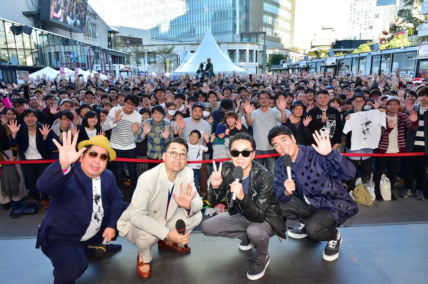 （手前左から）バナナマン、おぎやはぎと、会場に集まったリスナーたち。(c)TBSラジオ