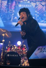 歌うハリウッドザコシショウ。