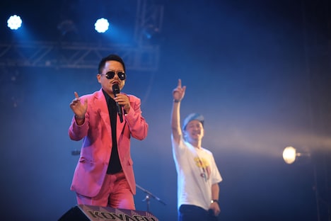 「今夜はブギー・バック」を歌う鈴木雅之（ダイアン津田）。