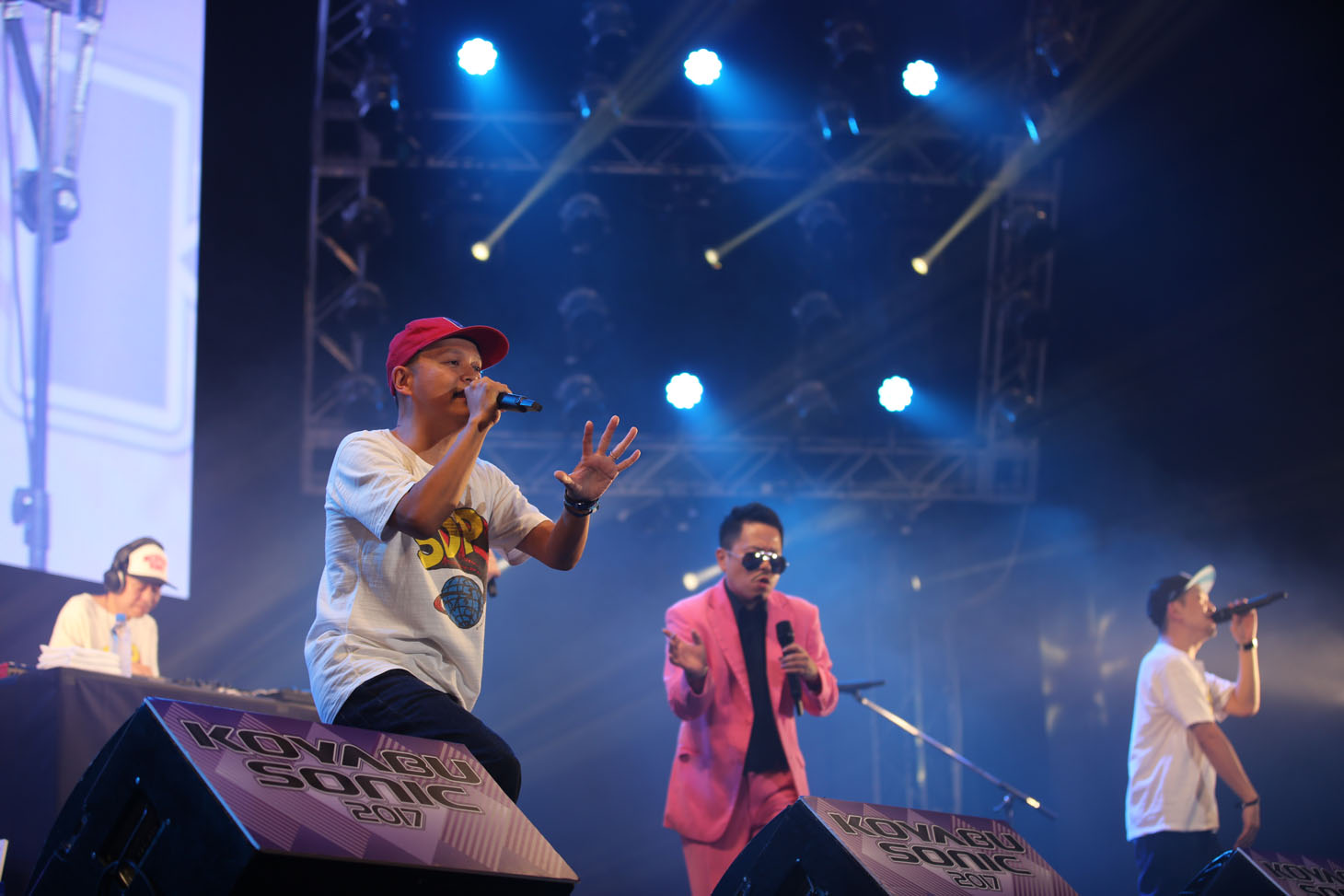 「今夜はブギー・バック」を歌う鈴木雅之（ダイアン津田）とスチャダラパー。