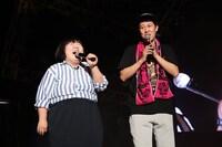 酒井藍（左）と小籔千豊（右）。