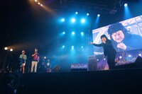 歌うハリウッドザコシショウ（右）をそれを見ているカジヒデキ（左）と小籔千豊（左から2人目）。