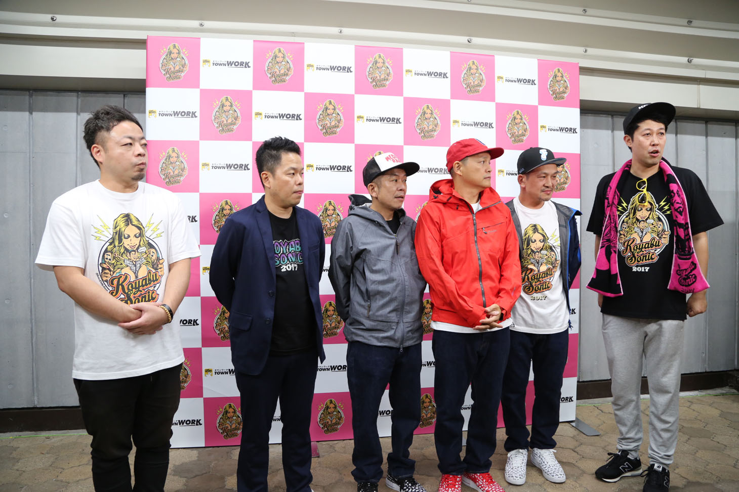 ステージ後の囲み取材の様子。