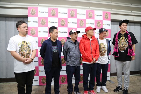 ステージ後の囲み取材の様子。