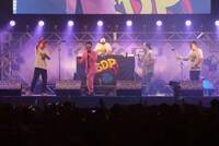 「今夜はブギー・バック」を歌う鈴木雅之（ダイアン津田）とスチャダラパー、ステージ上をウロウロする岸大介（ダイアン西澤）。