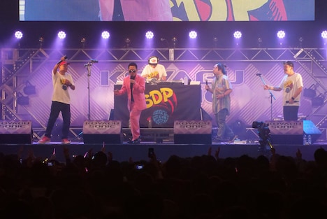 「今夜はブギー・バック」を歌う鈴木雅之（ダイアン津田）とスチャダラパー、ステージ上をウロウロする岸大介（ダイアン西澤）。