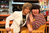 左から姜暢雄、酒井藍。