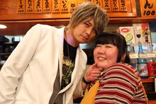 「大阪環状線Part3 ひと駅ごとのスマイル」で主演を務める姜暢雄（左）と酒井藍（右）。