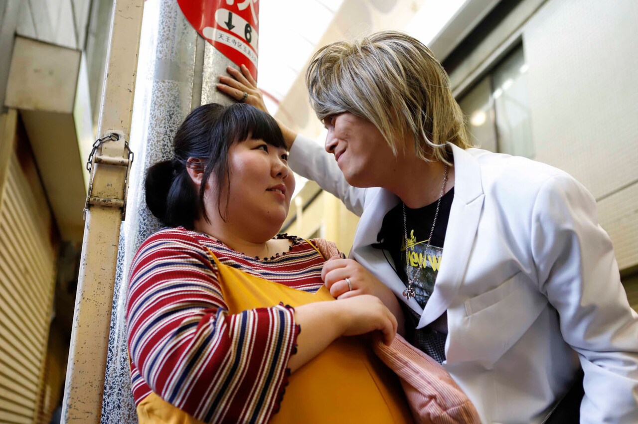 「玉造駅編『手のひらマスク』」より酒井藍演じる悠子（左）と姜暢雄演じるホストの大河（右）。