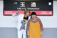 左から姜暢雄、酒井藍。