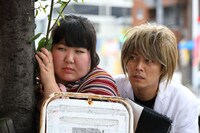 酒井藍演じる悠子（左）と姜暢雄演じるホストの大河（右）。