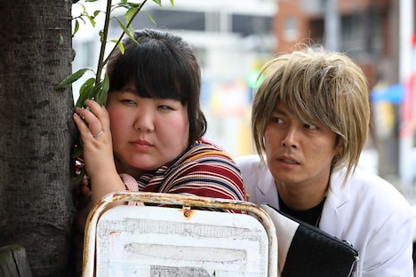 酒井藍演じる悠子(左)と姜暢雄演じるホストの大河(右)。