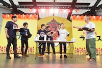 大食い対決が行われる直前のワンシーン。(c)TBSラジオ