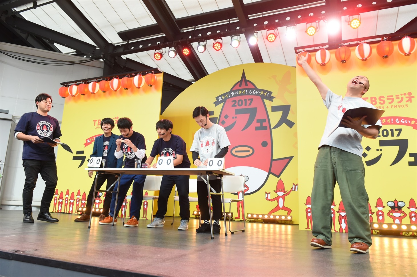 TBSラジオ「ラジフェス2017」で展開された「24時台三兄弟」による大食い対決の様子。(c)TBSラジオ