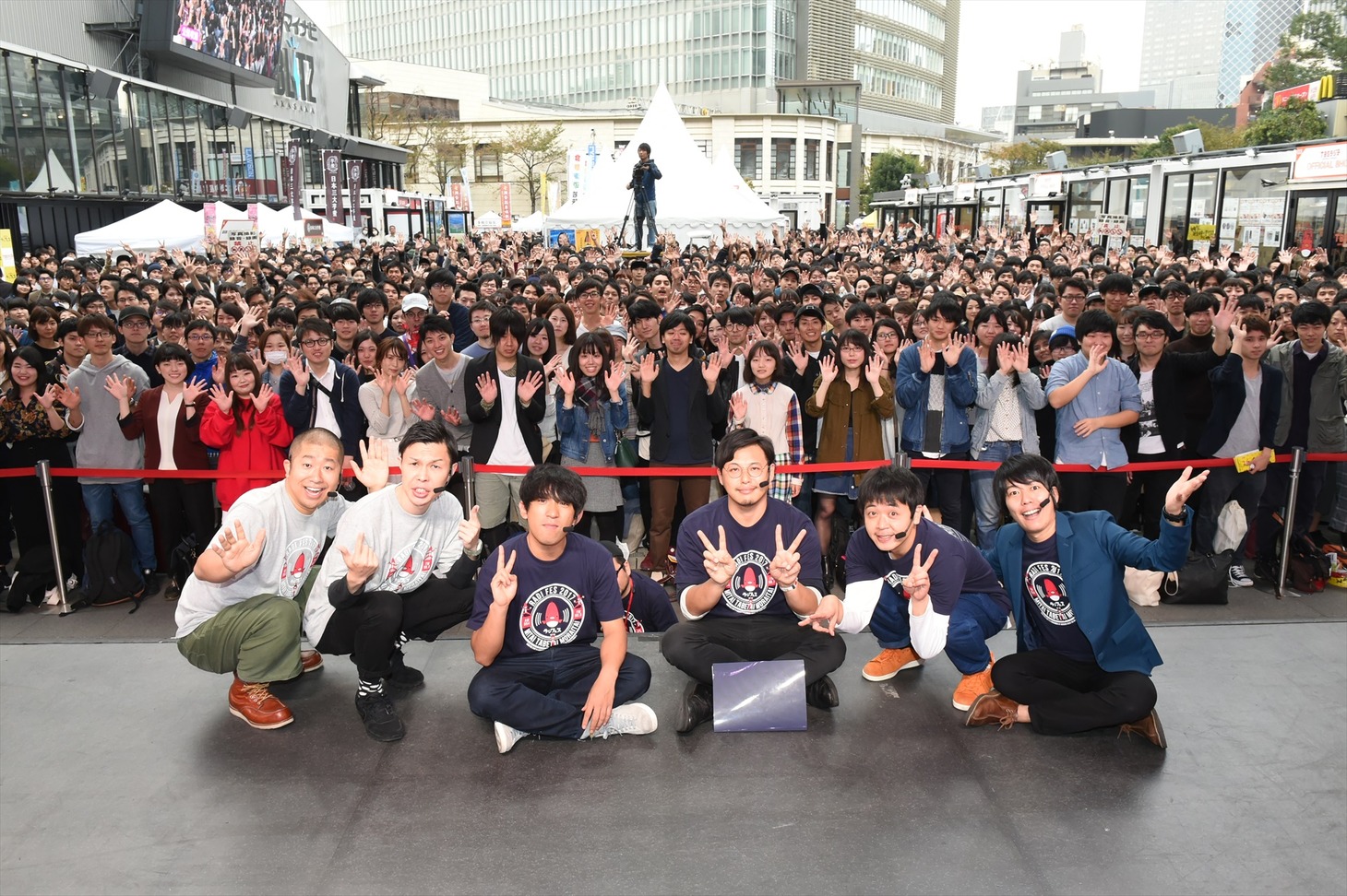 イベントに出演した24時台三兄弟と会場に詰めかけたリスナーたち。(c)TBSラジオ
