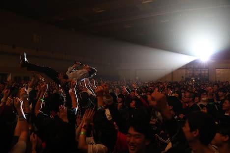 ダイブするマーヤ。