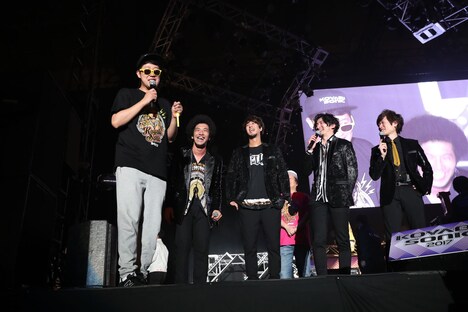 BRADIOのメンバーとトークする小籔千豊（左）。