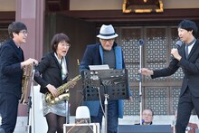 大竹まこと（左から3人目）とサックスの光浦靖子（左から2人目）、ラバーガール。