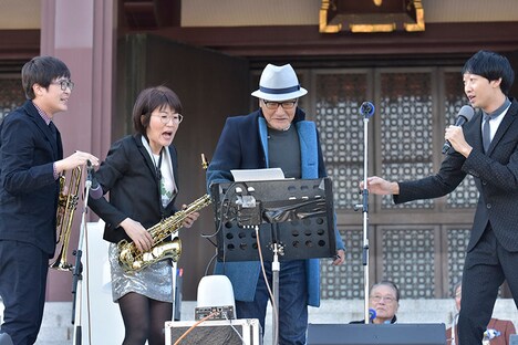 大竹まこと（左から3人目）とサックスの光浦靖子（左から2人目）、ラバーガール。