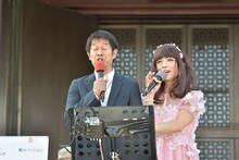 太田英明アナウンサー（左）とタブレット純（右）。