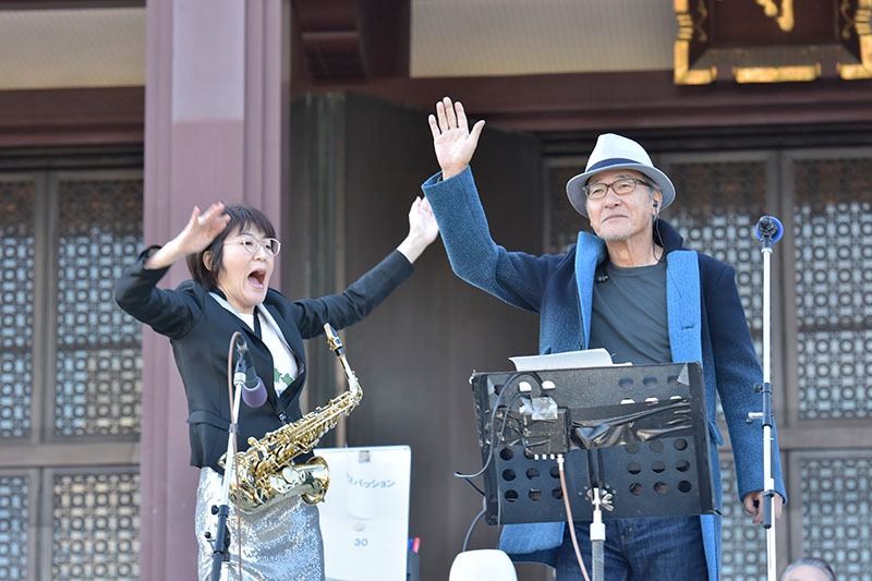 光浦靖子（左）と大竹まこと（右）。