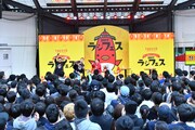 「ラジフェス2017」で、爆笑問題・太田が南海キャンディーズ山里のメガネを客席へ投げ飛ばした場面。(c)TBSラジオ