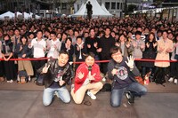 （手前左から）爆笑問題、南海キャンディーズ山里と、「ラジフェス2017」の会場に集ったリスナーたち。(c)TBSラジオ