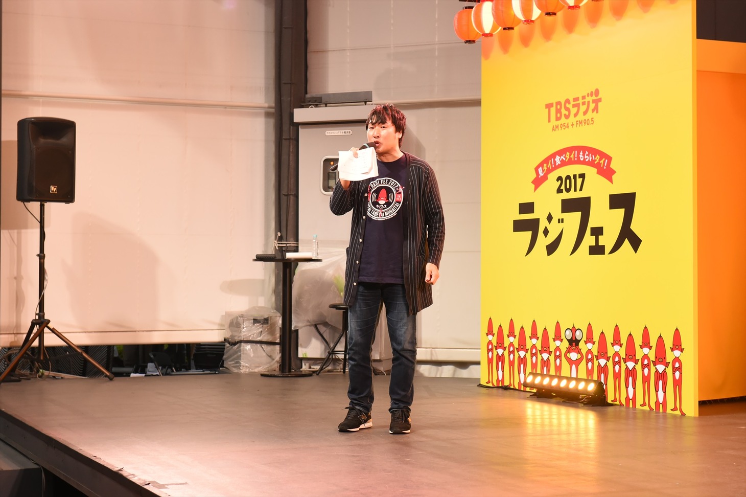 爆笑問題・太田にメガネを放り投げられた南海キャンディーズ山里。(c)TBSラジオ