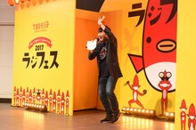 爆笑問題・太田に放り投げられたメガネを破損したまま取り戻してステージを去る南海キャンディーズ山里。(c)TBSラジオ