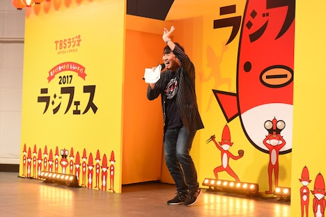 爆笑問題・太田に放り投げられたメガネを破損したまま取り戻してステージを去る南海キャンディーズ山里。(c)TBSラジオ