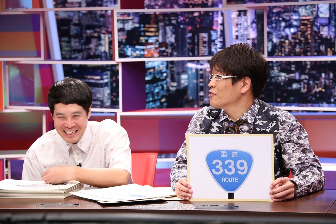 「採用！フリップNEWS」に出演する古坂大魔王（右）、タカアンドトシ・タカ（左）。(c)中京テレビ