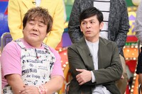 左から石塚英彦、ますだおかだ岡田。(c)日本テレビ