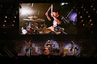 小籔千豊がドラムを担当するチャットモンチー大阪支部。