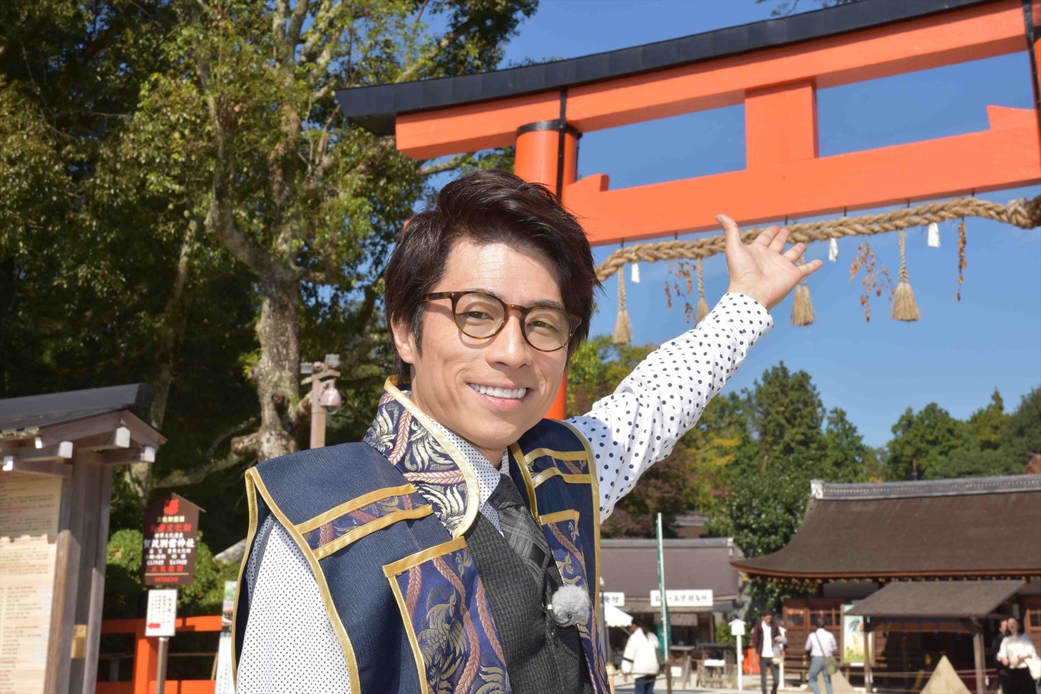 「正しくお参り！バッチリ開運！やしろツアーズ」MCのロンドンブーツ1号2号・田村淳。(c)東海テレビ