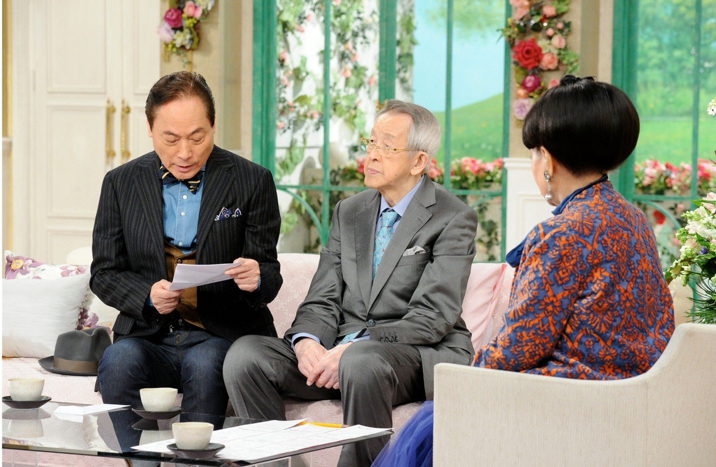 桂米丸（中央）へ宛てた手紙を読むヨネスケ（左）。(c)テレビ朝日