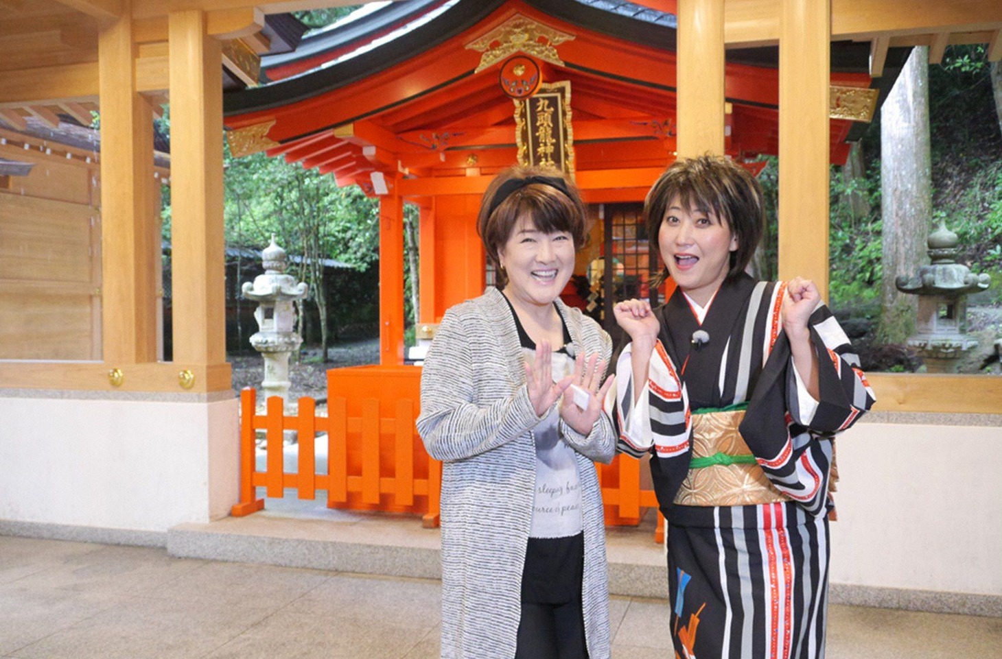 「極上空間 ～小さなクルマ、大きな未来。～」に登場する（左から）川中美幸、水谷千重子。(c)BS朝日