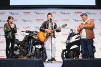 LMWテクノロジーを歌でPRするANZEN漫才みやぞん（中央）。