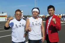 左からサンドウィッチマン、マギー審司。(c)BSフジ