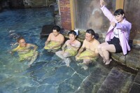 「慰労会」企画の様子。(c)BSフジ