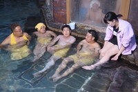 「慰労会」企画の様子。(c)BSフジ