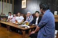 「慰労会」企画の様子。(c)BSフジ