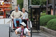 「人力車大喜利」に挑戦するアキナ山名。